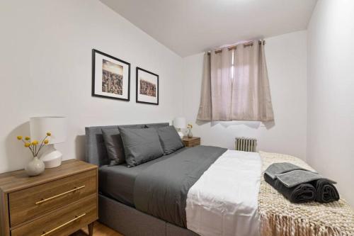 Un dormitorio con una cama grande y una ventana en Delightful 2BR Apartment in NYC!, en Nueva York