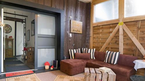 uma sala de estar com um sofá castanho num quarto em Haus Zum Sternen em Vöhrenbach