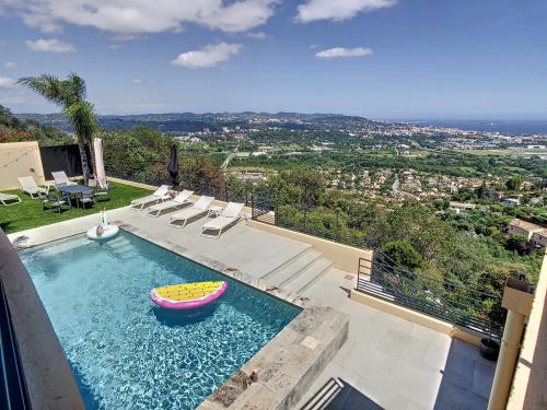 Photo de la galerie de l'établissement Amazing sea view Villa near Cannes, Pool, 5 bedrooms, 4 bathrooms, à Mandelieu-la-Napoule