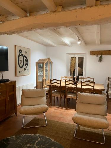 een woonkamer met een eettafel en stoelen bij Balagares_11 in Robregordo