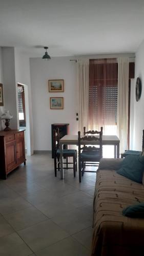 een woonkamer met een tafel en een eetkamer bij lo Tsanty casa vacanza in Aosta