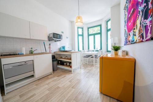 eine Küche mit einem gelben Kühlschrank in einem Zimmer in der Unterkunft Blue Chili 04 - MD Top City Apartment - WiFi in Magdeburg
