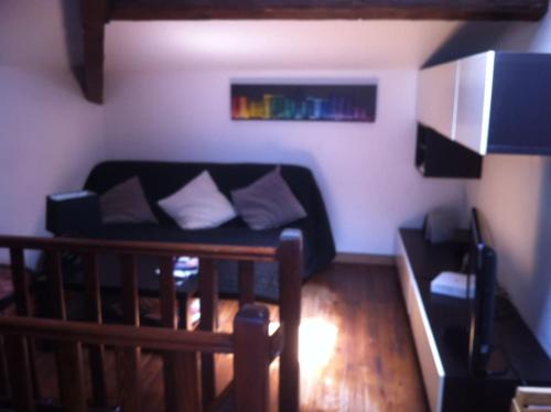 ein Wohnzimmer mit einer schwarzen Couch in einem Zimmer in der Unterkunft 0170 m de la plage in La Ciotat