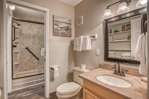une salle de bain avec toilettes, lavabo et douche dans l'établissement Oceanfront Condo #1125 at Summit, à Panama City Beach