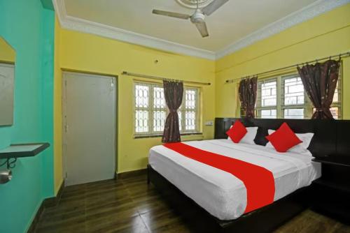 コルカタにあるHotel Salt Lake Palace Kolkata Sector II Near Dum Dum Park - Fully Air Conditioned and Spacious Room - Couple Friendlyのベッドルーム1室(大型ベッド1台、赤い枕付)