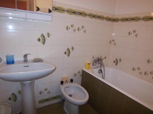 une salle de bain avec un lavabo, une baignoire et des toilettes dans l'établissement Appartement T2 avec terrasse et parking à Arcachon - FR-1-374-78, à Arcachon