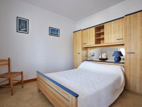 Un pat sau paturi într-o cameră la Maison Saint-Brevin-les-Pins, 2 pièces, 3 personnes - FR-1-364-50