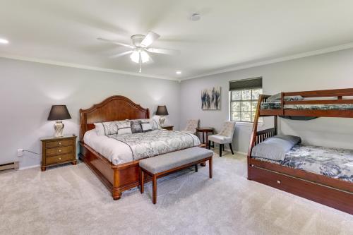 1 dormitorio con 2 camas y ventilador de techo en Expansive Fayetteville Retreat 11 Mi to U of A! en Fayetteville