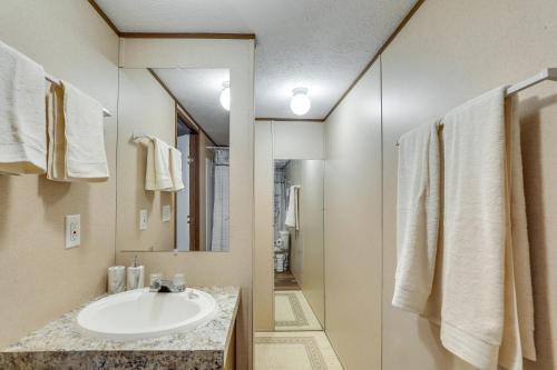 Koupelna v ubytování Bonneau Vacation Rental with Private Yard!