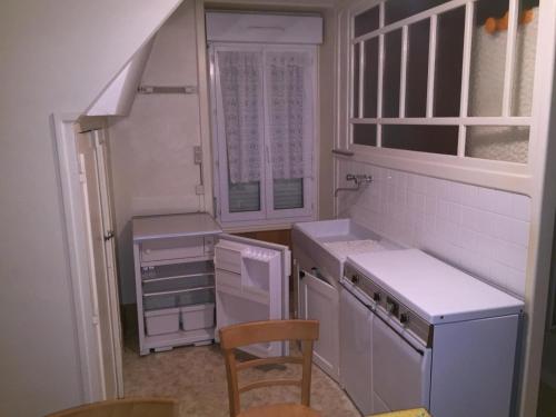 ル・モンドールにあるAppartement Mont-Dore, 2 pièces, 4 personnes - FR-1-415-28のキッチン(白い家電製品、テーブル、椅子付)