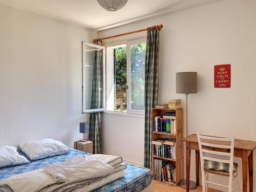 - une chambre avec un lit, une fenêtre et une étagère dans l'établissement Maison Plain-Pied avec Jardin, 500m Plage, 3 Ch, 6 Pers, WiFi, Stationnement, Proche Mont-Saint-Michel - FR-1-361-160, à Jullouville