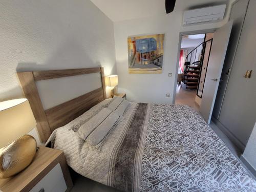 um quarto com uma cama grande num quarto em "Rooftop One" jacuzzi - plein sud - 2 chambres sur les canaux em Empuriabrava