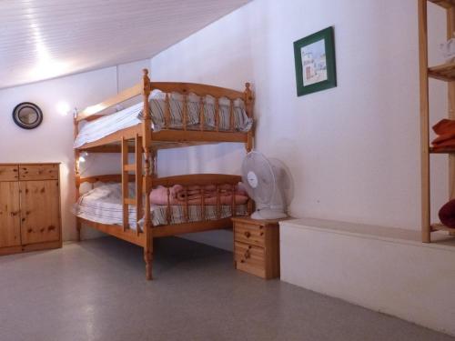 une chambre avec deux lits superposés et une salle de bain dans l'établissement Maisonnette 450m de la plage avec piscine et parking à La Tranche-sur-Mer - FR-1-194-184, à La Tranche-sur-Mer