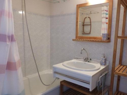 une salle de bain blanche avec un lavabo et une douche dans l'établissement Maisonnette 450m de la plage avec piscine et parking à La Tranche-sur-Mer - FR-1-194-184, à La Tranche-sur-Mer