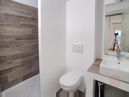une salle de bain avec toilettes et lavabo dans l'établissement Studio rénové avec terrasse, proche des Thermes et du centre ville, Lamalou-les-Bains - FR-1-451-61, à Lamalou-les-Bains
