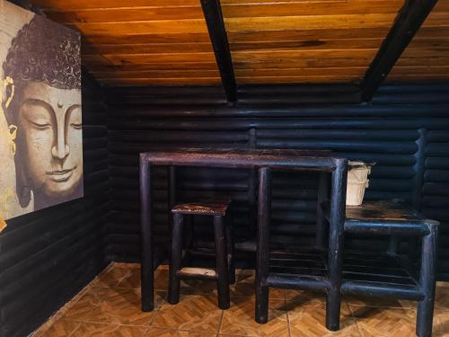 a room with a table and two stools at Cabañas San Rafael in Palmares