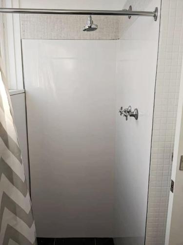 a white shower stall in a bathroom at PROMO!!! 2-Bedroom Home Near Airport, Train Station! in Melbourne