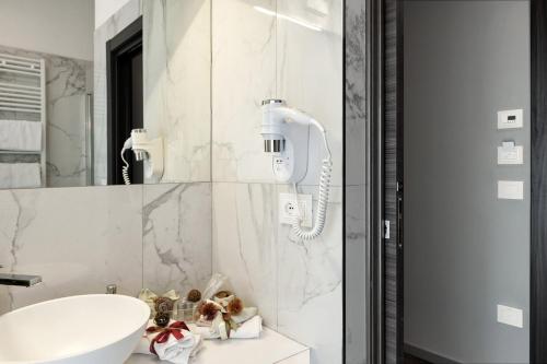 ペスカーラにあるBorea Luxury B&Bのバスルーム(白い洗面台、鏡付)