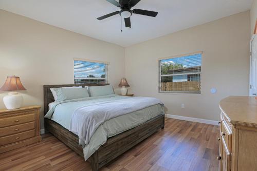 een slaapkamer met een bed en een plafondventilator bij Home away from home in Hollywood
