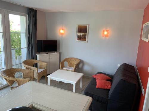 un salon avec un canapé et une table dans l'établissement Maison familiale avec vue lac, animaux admis, parking - FR-1-482-39, à Fort-Mahon-Plage