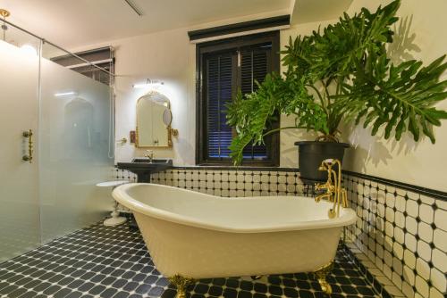Ένα μπάνιο στο Hidden Mansion with Private Pool