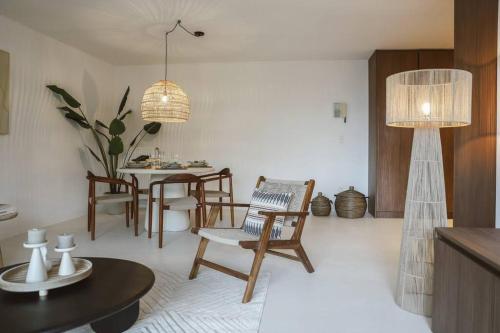 un soggiorno con tavolo e sedie e una sala da pranzo di Appartement in Antwerpen ad Anversa