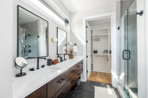 ナッシュビルにあるExtra Spacious 4 Bed / 4.5 Bath Music Row Homeの洗面台2つとシャワー付きのバスルーム
