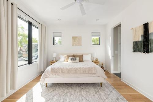 ナッシュビルにあるExtra Spacious 4 Bed / 4.5 Bath Music Row Homeのベッドと窓のある白い寝室