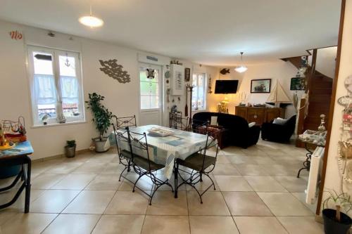 une salle à manger et un salon avec une table et des chaises dans l'établissement Gîte Etienne Marie, au Crotoy