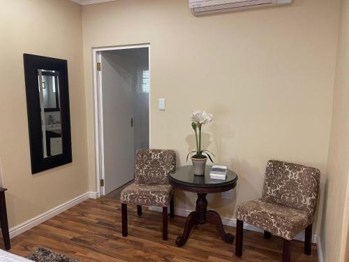 Ruang duduk di Upper Room Guesthouse
