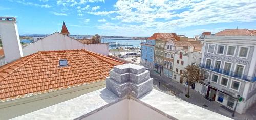vistas a la ciudad desde el techo de un edificio en Figueira Penthouse by the Marina, en Figueira da Foz