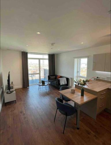 Zona d'estar a Modern New Airy 1 Bed Apartment LONDON cosy stays