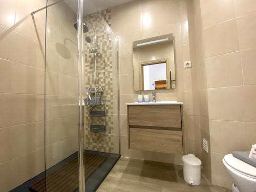 uma casa de banho com um chuveiro, um lavatório e um WC. em Armação de Pêra Ocean Breeze by Homing em Armação de Pêra