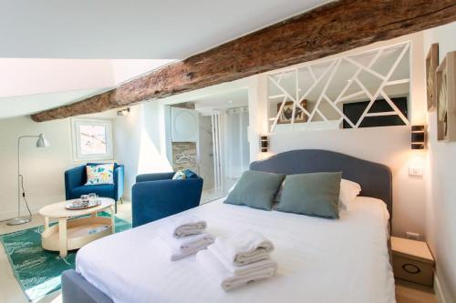 une chambre avec un lit blanc avec des serviettes dessus dans l'établissement #49 Perfect location Saleya old town 2mins to Sea AC, à Nice