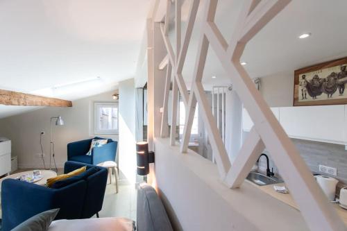 - un salon avec des murs blancs et des chaises bleues dans l'établissement #49 Perfect location Saleya old town 2mins to Sea AC, à Nice