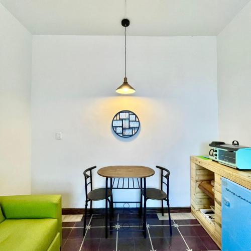 a dining room with a table and chairs at DGM Lofts MTY MN 960 A centro cerca de todo in Monterrey