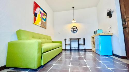 a living room with a green couch and a table at DGM Lofts MTY MN 960 A centro cerca de todo in Monterrey