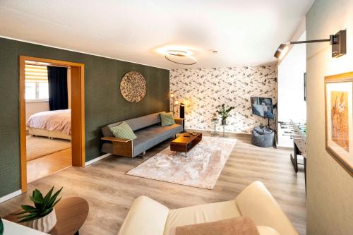 阿恩施塔特City Appartements Arnstadt的客厅配有沙发和1张床