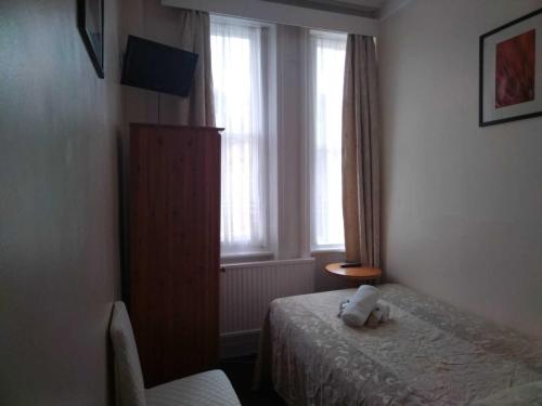 Una cama o camas en una habitación de St Simeon