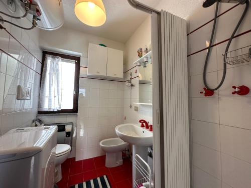 un piccolo bagno con lavandino e servizi igienici di Appartamento Fiore Rocca a Rocca di Mezzo