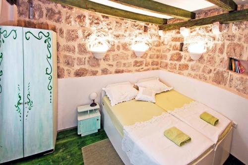1 Bed Near Old Town - Sleeps 2 w Wifi