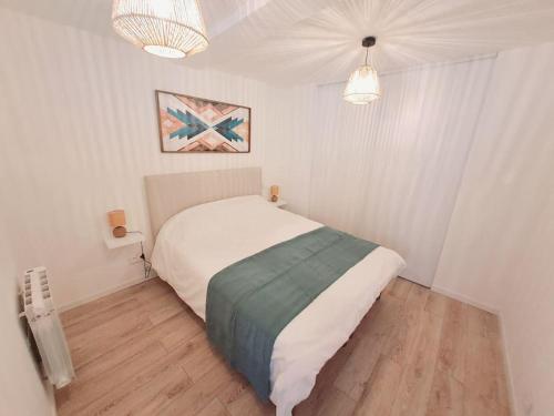 a white bedroom with a bed and two lights at Charmant T2 - Hypercentre - 24/7 in Toulon