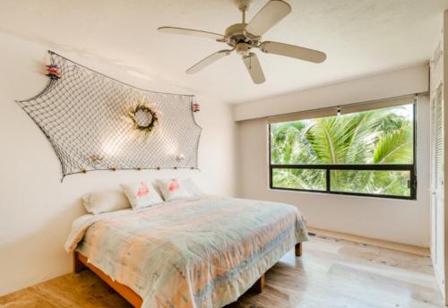 - une chambre avec un lit et un ventilateur de plafond dans l'établissement Villa del Mar, à Cancún