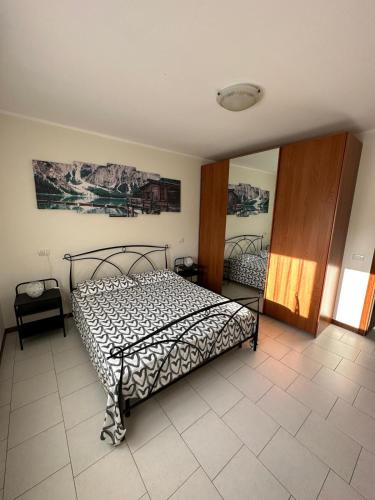 a bedroom with a bed with a comforter at Lo scrigno in Chiozzola