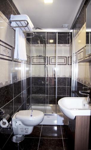 Ένα μπάνιο στο Golden Pen Hotel