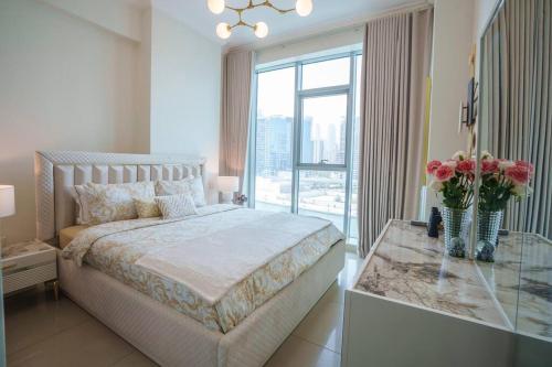Postel nebo postele na pokoji v ubytování Burj Khalifa view -Super Luxury holiday home - Center location