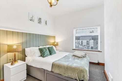 HugglescoteSilver Stag Properties, 3 BR Gem with 2 Baths的一间带大床和窗户的卧室
