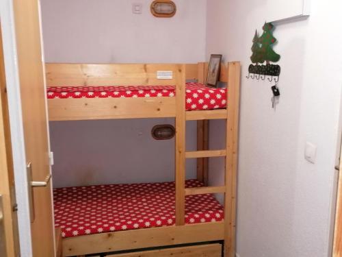a bunk bed in a room with a christmas tree at RISOUL 1850 Appartement T2 confortable skis aux pieds à 300 m centre in Risoul
