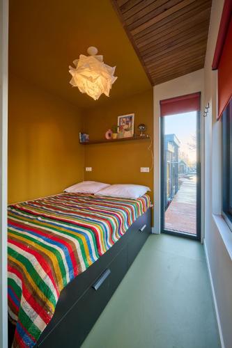 Katil atau katil-katil dalam bilik di Hoteldebootel 's-Hertogenbosch met prive sauna