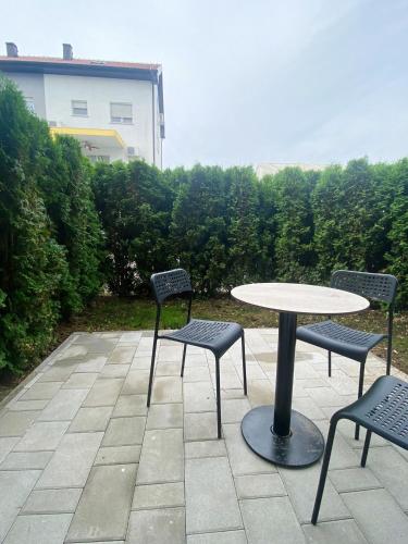 una mesa y sillas en un patio en Rooms Matić 2, en Velika Mlaka